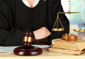 luat-su-va-luat-gia_1404214335