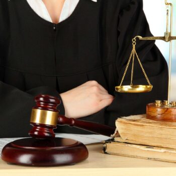 luat-su-va-luat-gia_1404214335